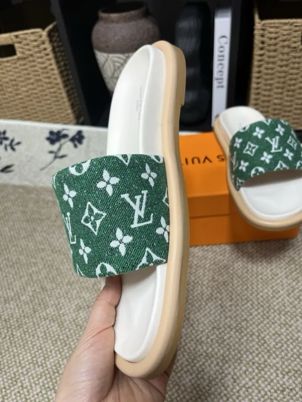 P320💰[New model] Long-term availability, 2025 new model, couple model [LOUlS VUlTTON] comes with drawer box, bag, card, invoice "Louis Vuitton ~ unique modern sandals. 》LV counter purchasing 🏃Men's and women's casual slippers, sold at the same time at the counter, the original old flower material upper is soft and comfortable, (refuses to discolor and rub the feet) sole: original factory special combination original sole, code number: 35--46 4 multiple colors 🉑️ to choose from